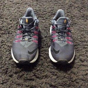 Nike Quest Women’s Running Shoe Size 6.5 Grey With Pink Accents AA-7412-003